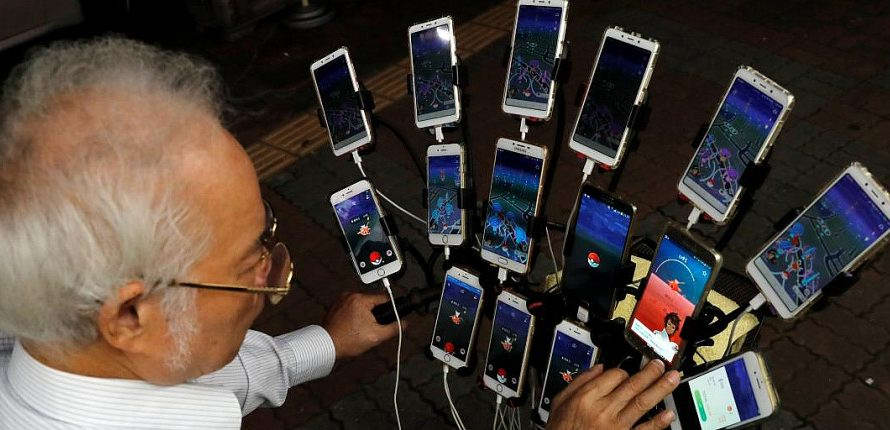 70-летний дедушка играет в Pokemon GO на 15 смартфонах одновременно