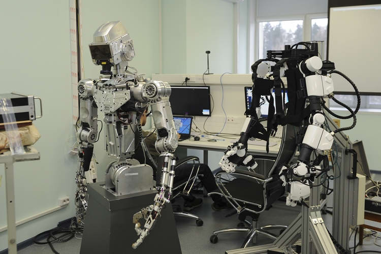 Фото дня: российский антропоморфный робот в действии»