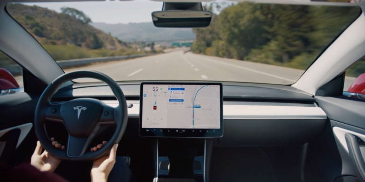 Электромобиль Tesla Model 3 поставляется в Европу с отключённым автопилотом»