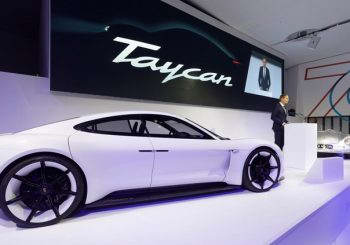 Электрокар Porsche Taycan привлёк более 20 000 потенциальных покупателей"