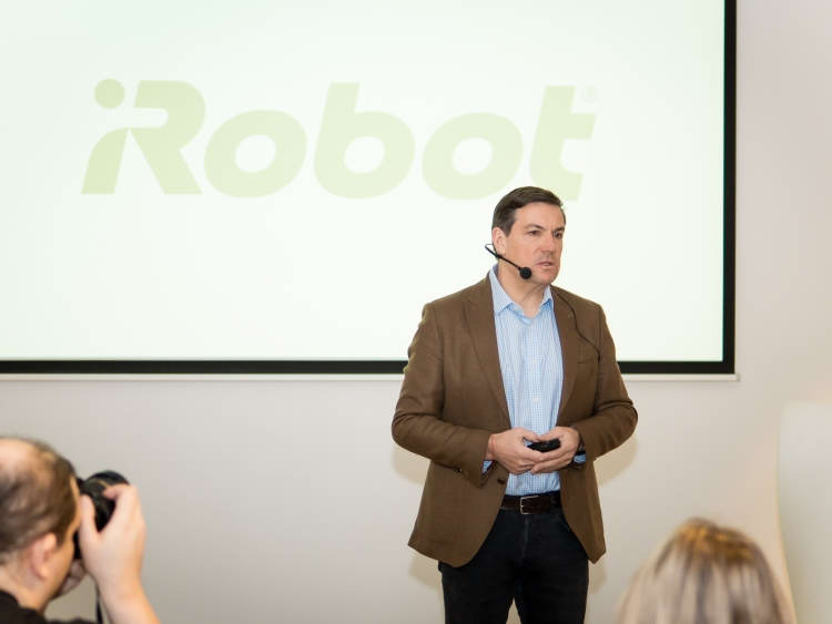 Робот-пылесос iRobot Roomba i7+ «понимает», как лучше производить уборку, и «помнит», где уже убирал»