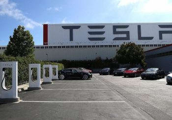 Бывший менеджер Tesla обвинил компанию в слежке за сотрудниками"