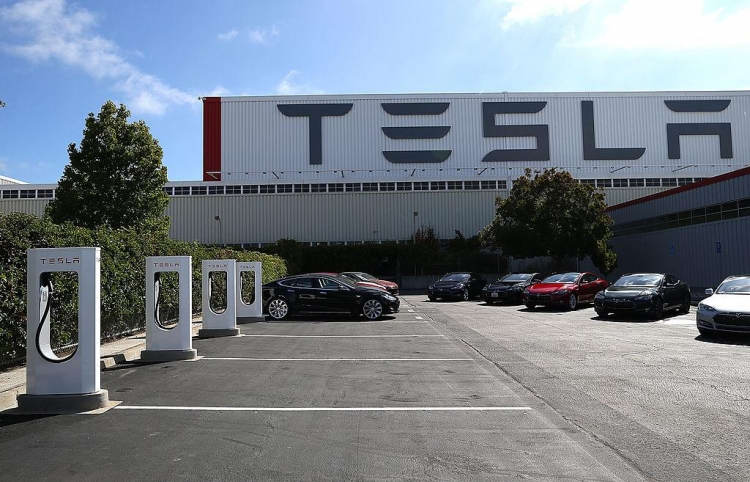 Бывший менеджер Tesla обвинил компанию в слежке за сотрудниками»
