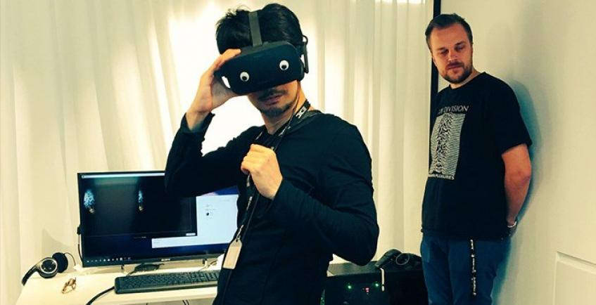 Готовится игра для VR-шлемов? Кодзиму увидели с Oculus на голове