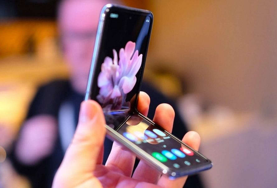 Galaxy Z Flip сломался уже после первого сгибания